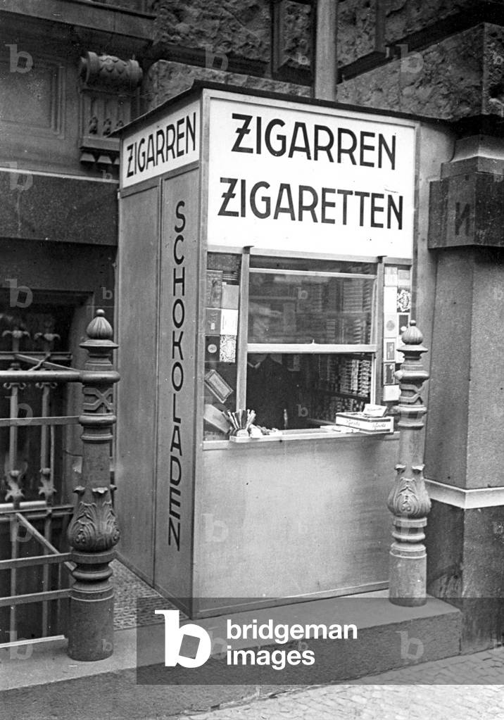 Cigarette stand, 1929 (b/w photo)