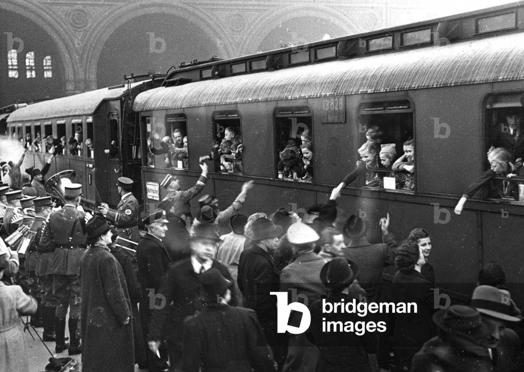 Relocation of children to the countryside, 1939 (b/w photo)