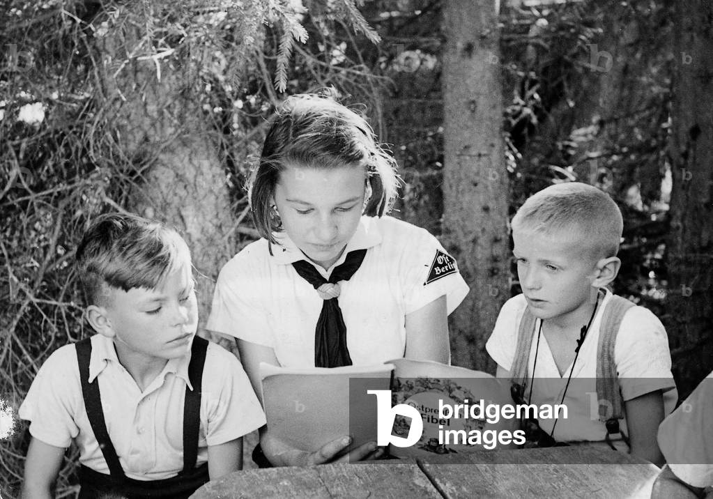 BDM girl looks after children, 1943 (b/w photo)
