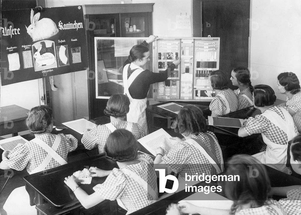 Housekeeping classes for young women, 1938 (b/w photo)