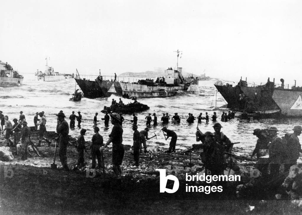 British troops land in Sicily, 1943 (b/w photo)