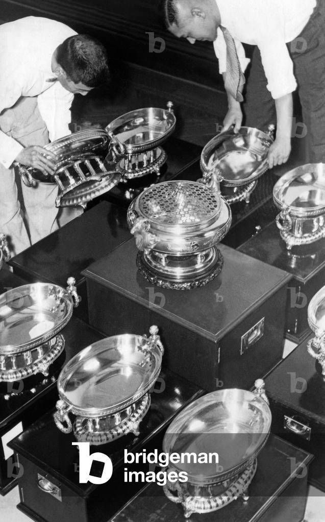 Donated golden tableware for the war, 1938 (b/w photo)
