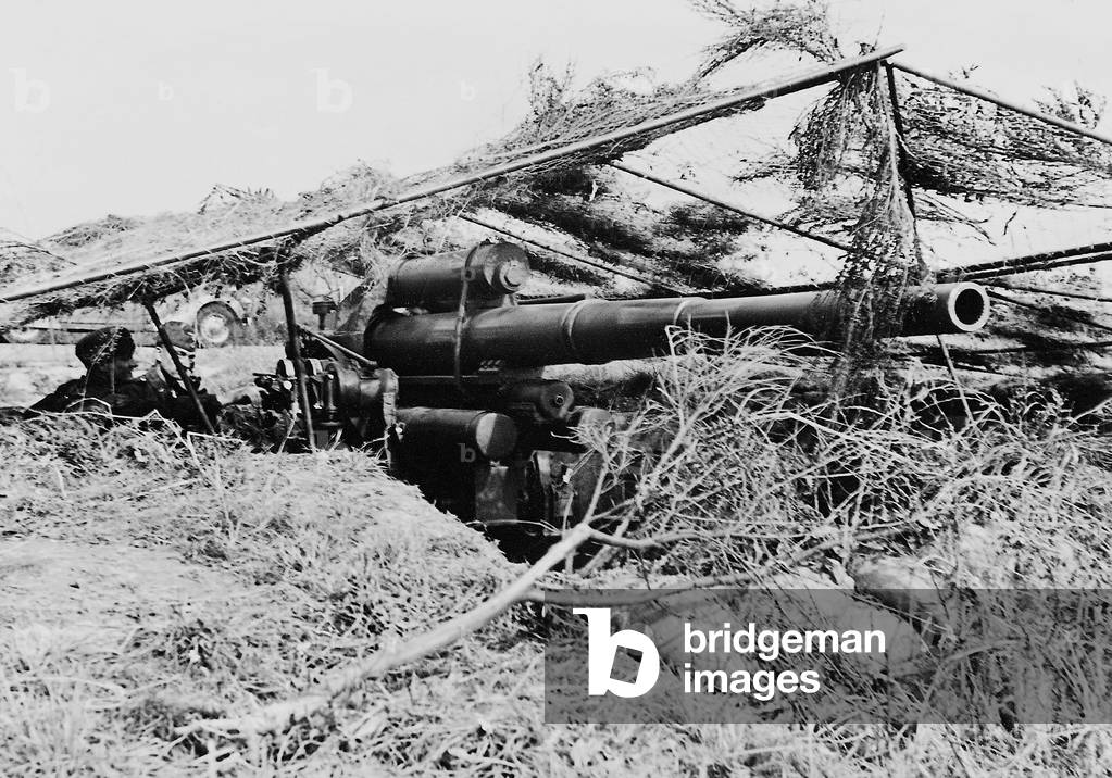 German soldiers at an 8.8 cm anti-aircraft gun (b/w photo)