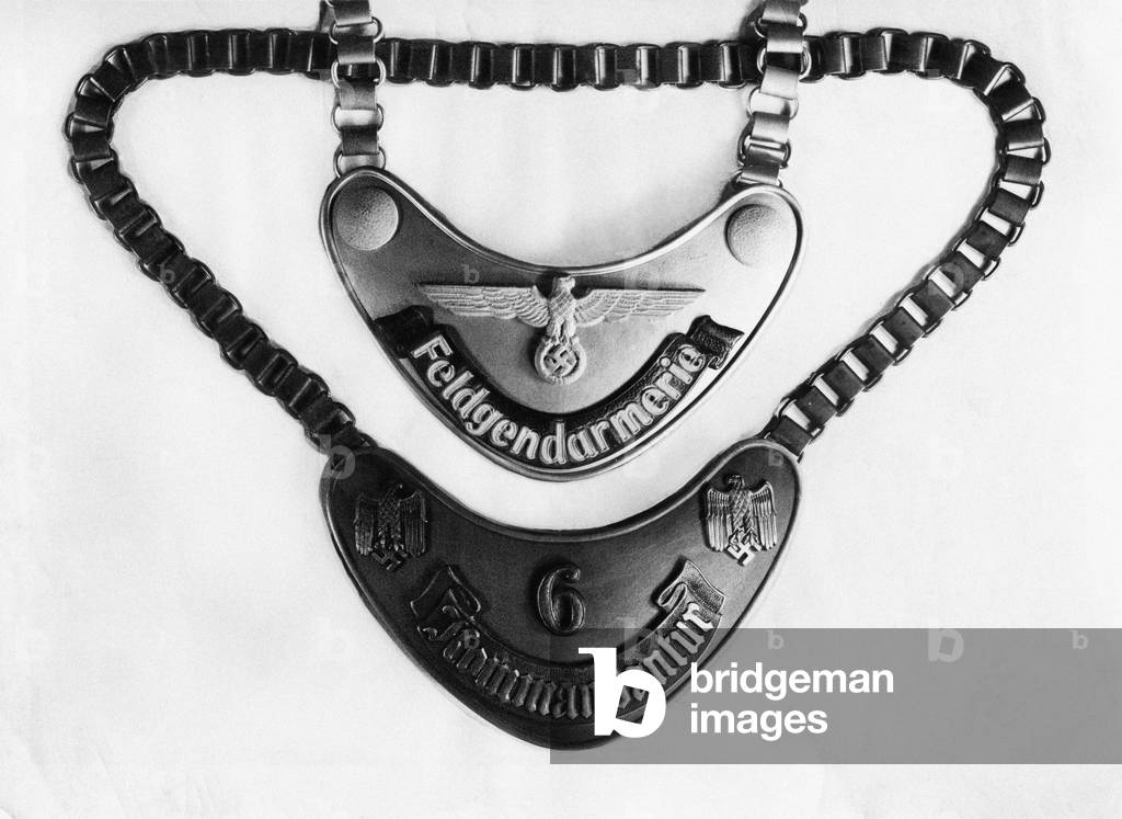 Chain collar of a military policeman (b/w photo)