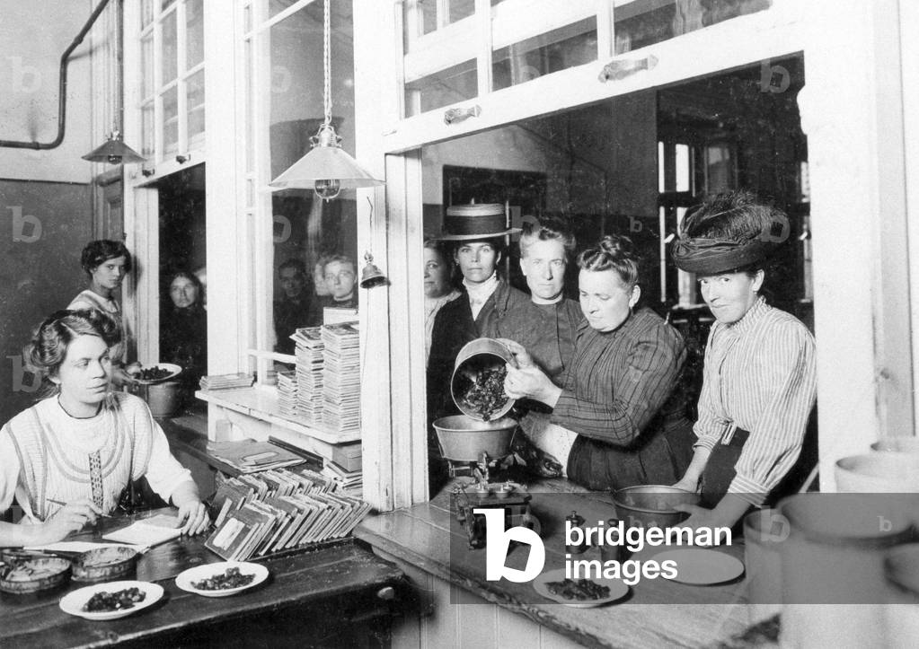 Issuing office of an amber factory, 1913