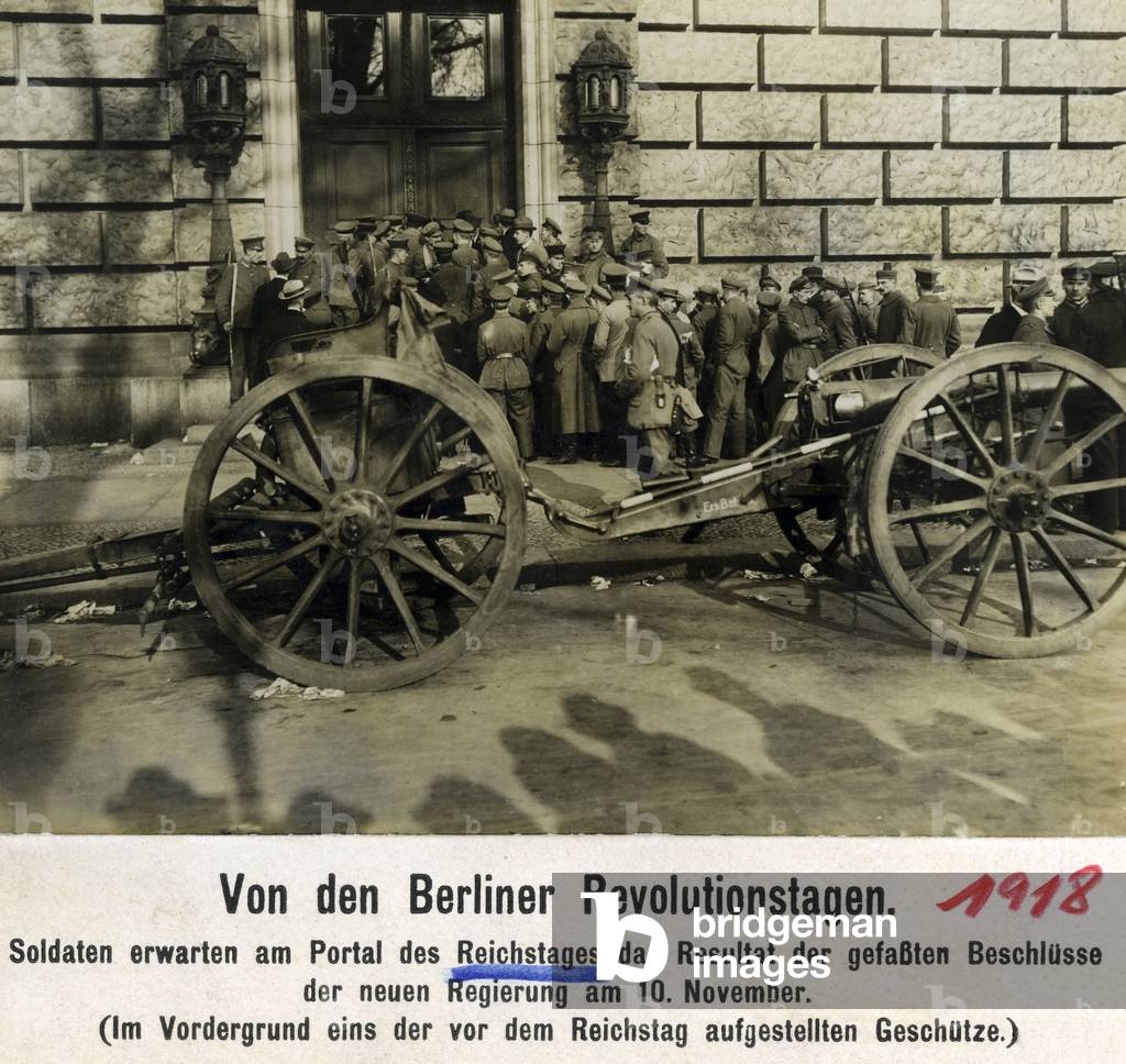 Soldiers before the Reichstag, 1918