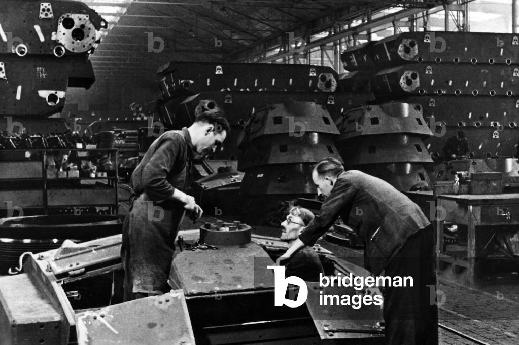 Production of the Panzerkampfwagen III, 1942 (b/w photo)