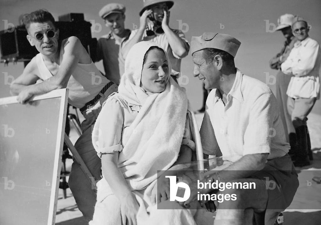 Brigitte Horney and Gustav Ucicky during the filming of 'Tumult in Damascus', 1939 (b/w photo)