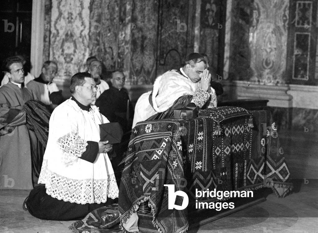 Eugenio Pacelli praying, 1929 (b/w photo)