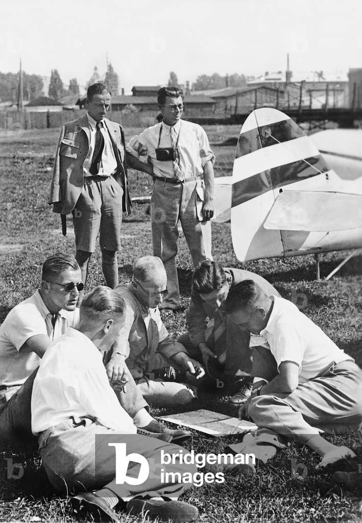 Wolf Hirth with fellow pilots at the Warsaw Mokotowskie Airport, 1934 (b/w photo)