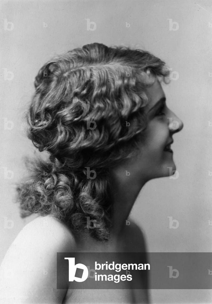 Portrait of a woman (b/w photo)