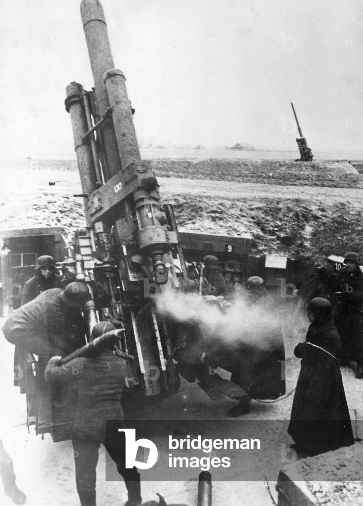 German 10.5 cm Flak, 1945 (b/w photo)