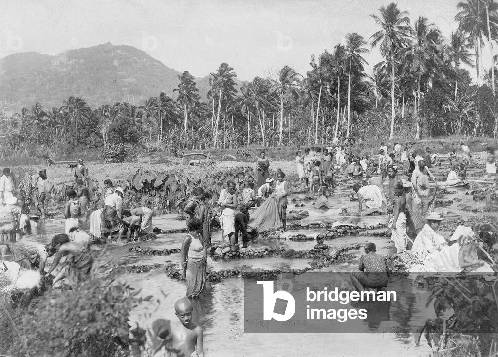 River fishing in the German colony of Samoa, around 1910 (b/w photo)