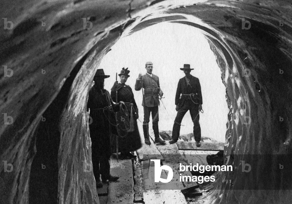 Men in front of a cave in Grindelwald