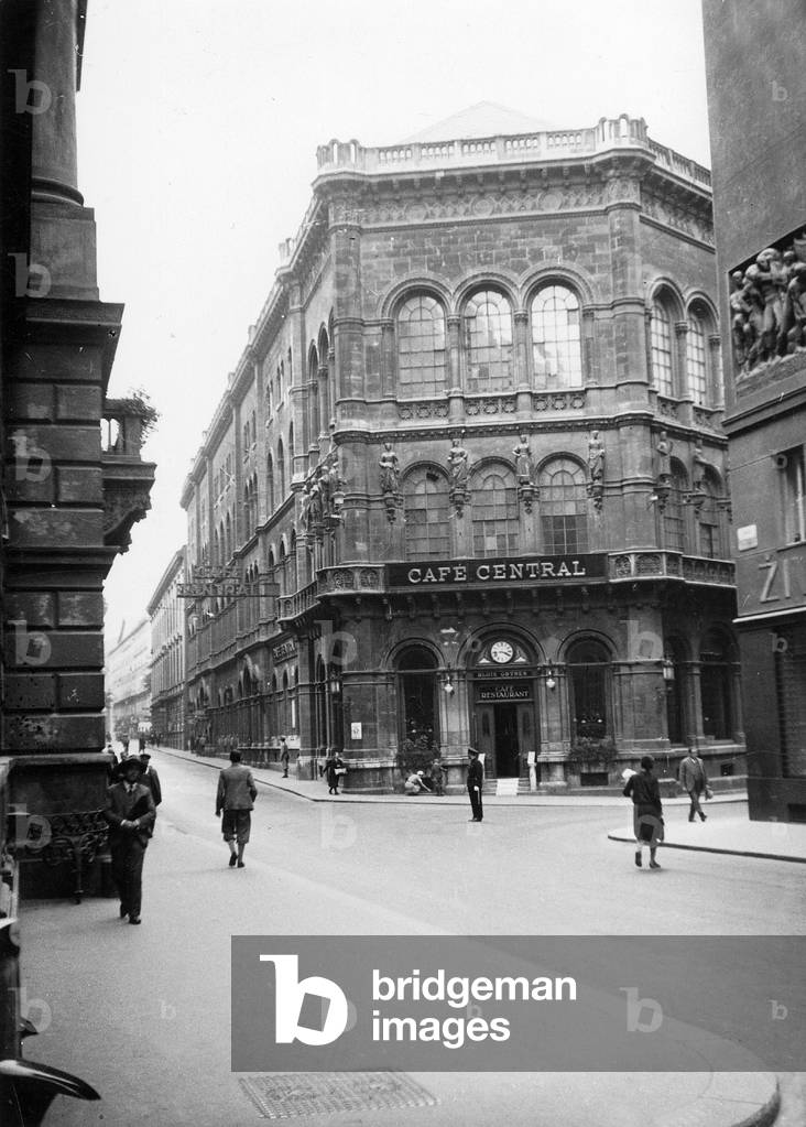 'Cafe Central' in Vienna, 1932 (b/w photo)