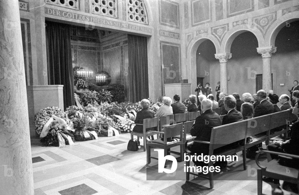 The funeral of Erich Kästner in Munich, 1974 (b/w photo)