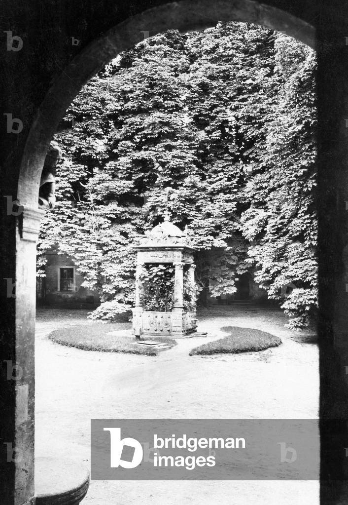 Fountain in the courtyard of Wiesenburg castle near Potsdam, 1926