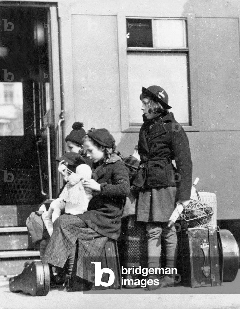 Children of Jewish refugees at a train station in Paris, 1939 (b/w photo)