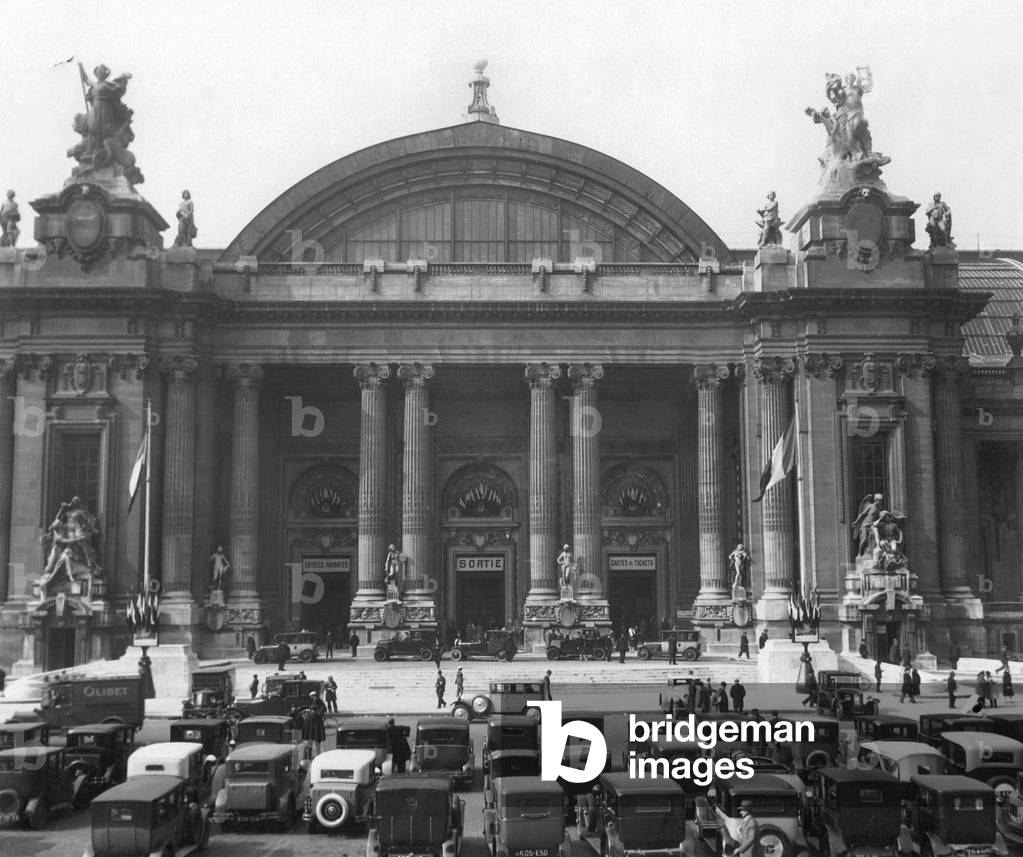 Motor Show in the Grand Palais (b/w photo)