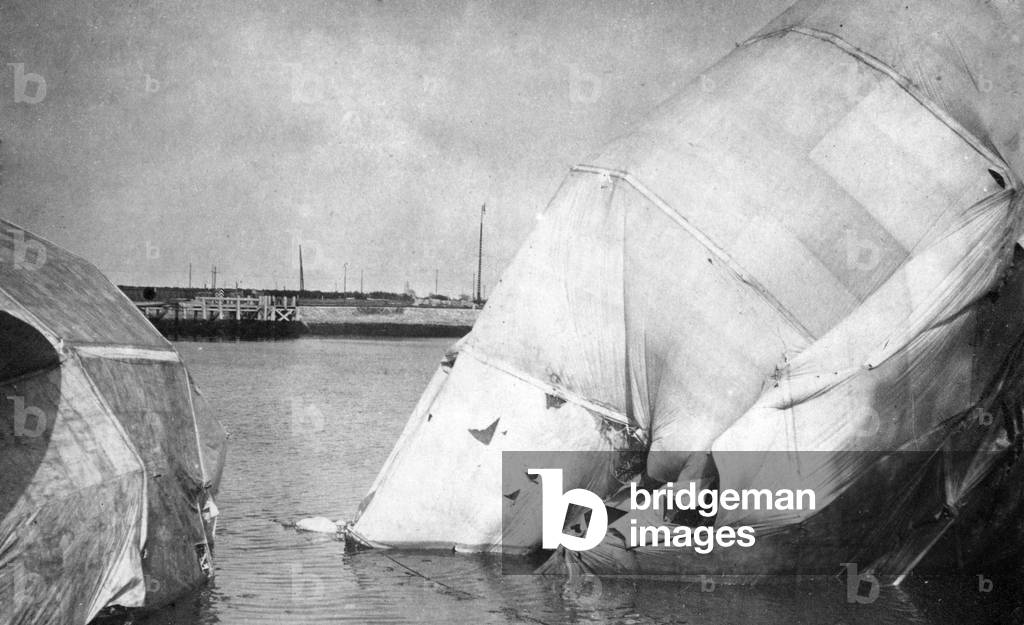 The wreck of a German zeppelin in Ostend (b/w photo)