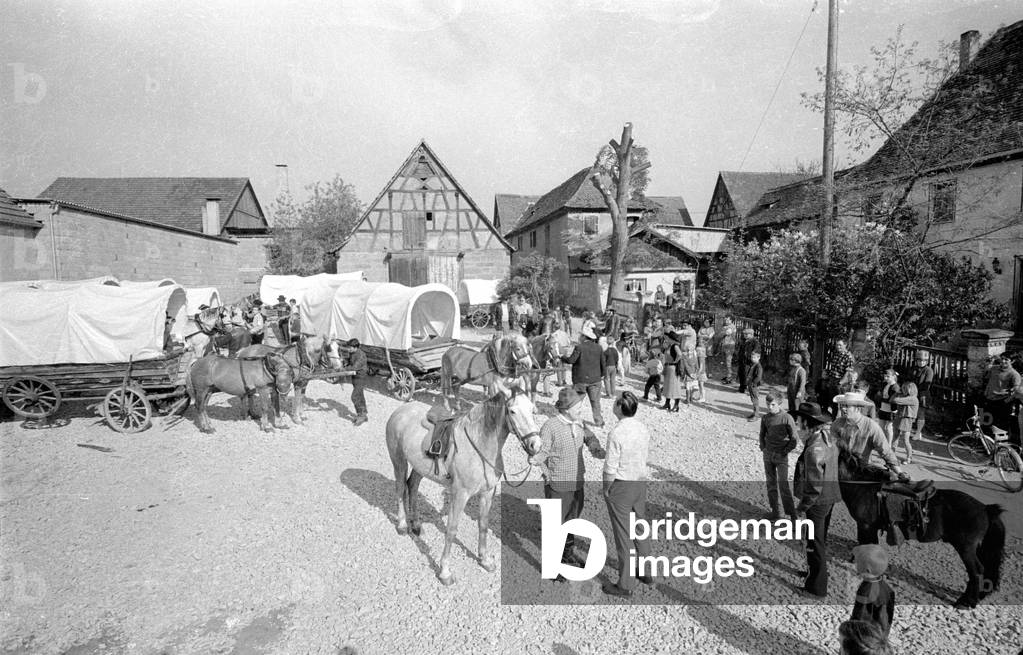 Vacation in covered wagon in Upper Franconia, 1971 (b/w photo)