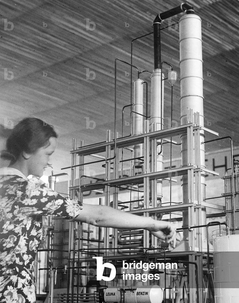 Model of a hydrogenation plant, 1938 (b/w photo)