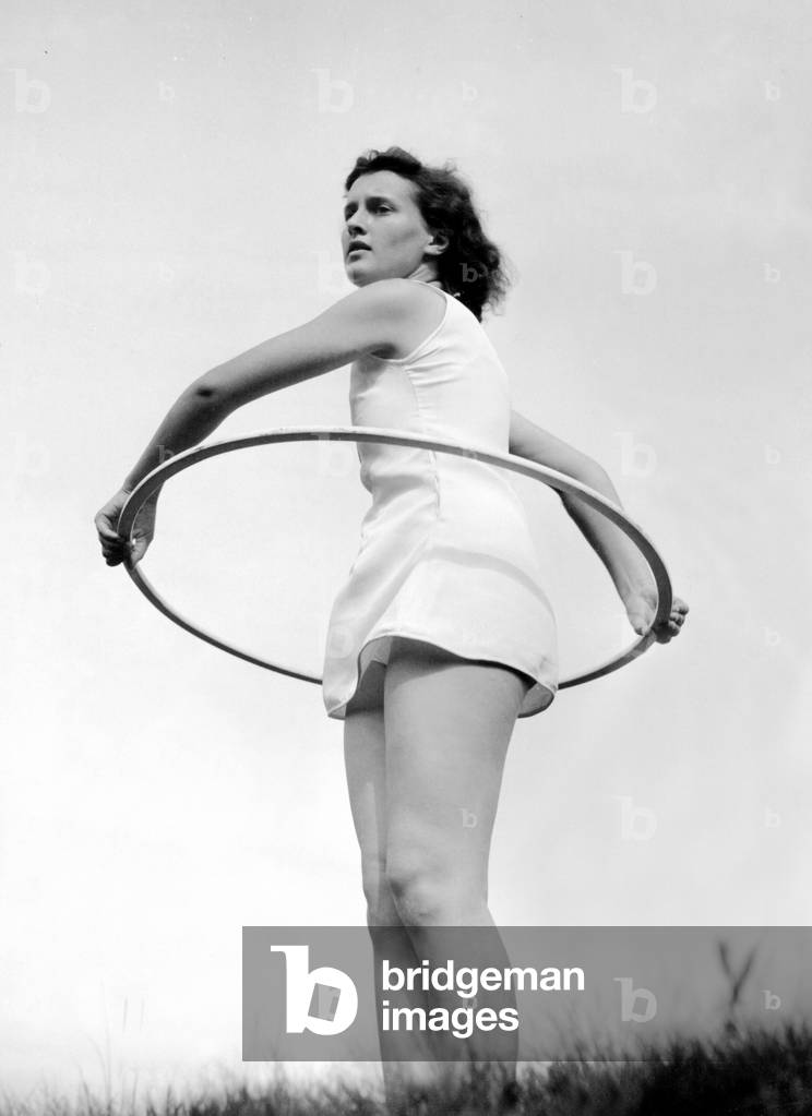 BDM girl doing gymnastics, 1940 (b/w photo)