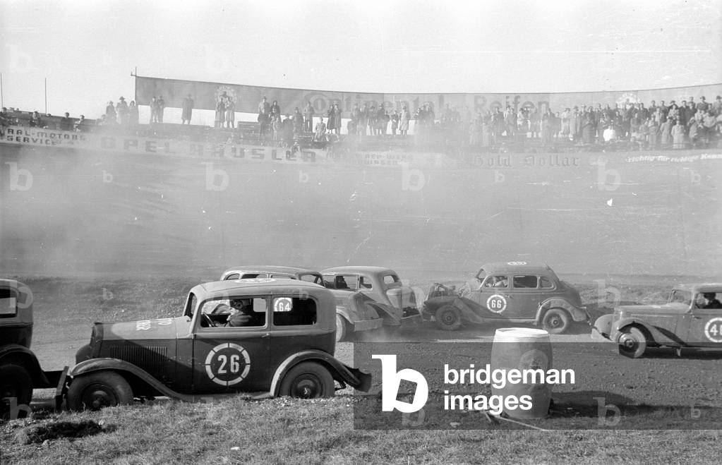 Racing scene from a stock car race on the Amor-Bahn in Munich, 1954 (b/w photo)