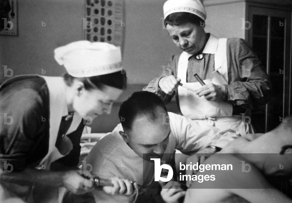 German wounded soldier in the military hospital, 1941 (b/w photo)