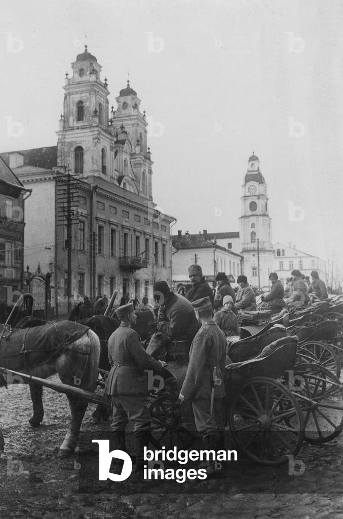 Horse-drawn carriages wait for customers (b/w photo)