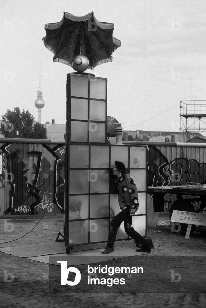 Istallationskünster Red White (USA) auf dem Hof des Kunst- und Kulturhauses Tacheles in der Oranienburger Strasse in Berlin (photo)