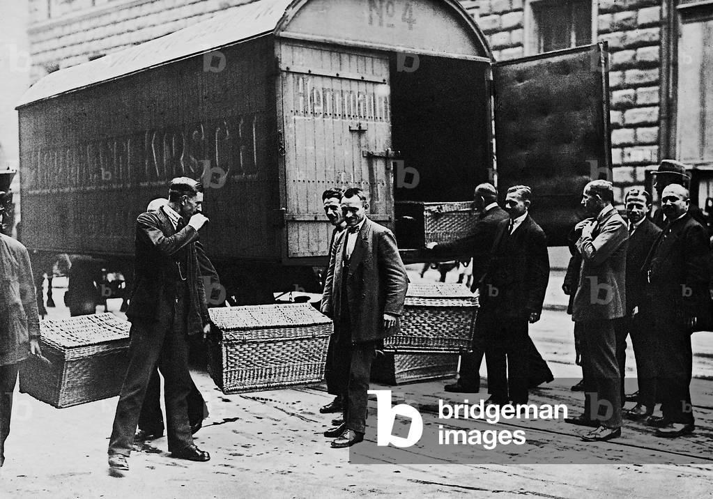 Delivery of money in a furniture van, 1923 (b/w photo)
