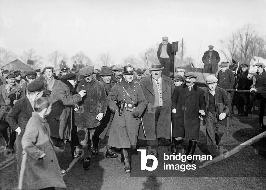 Policeman at the horse market in Berlin, 1924 (b/w photo)