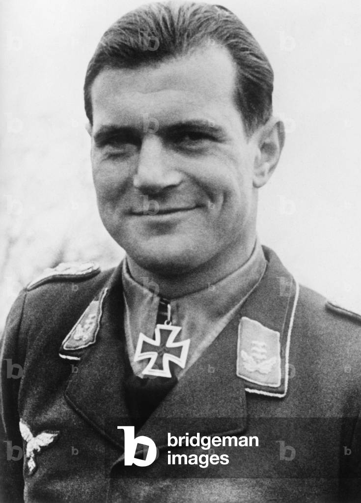 Knight's Cross bearer Heinz Bretnuetz, 1940 (b/w photo)