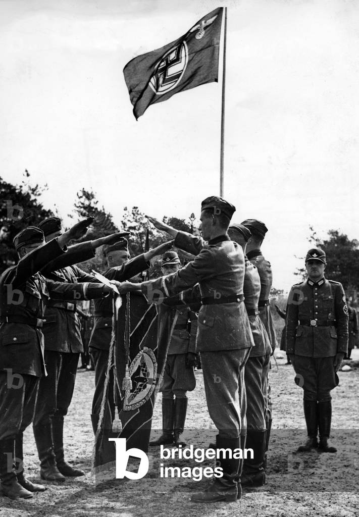 Collaboration of Dutch and German soldiers of the Reichsarbeitsdienst, 1942 (b/w photo)