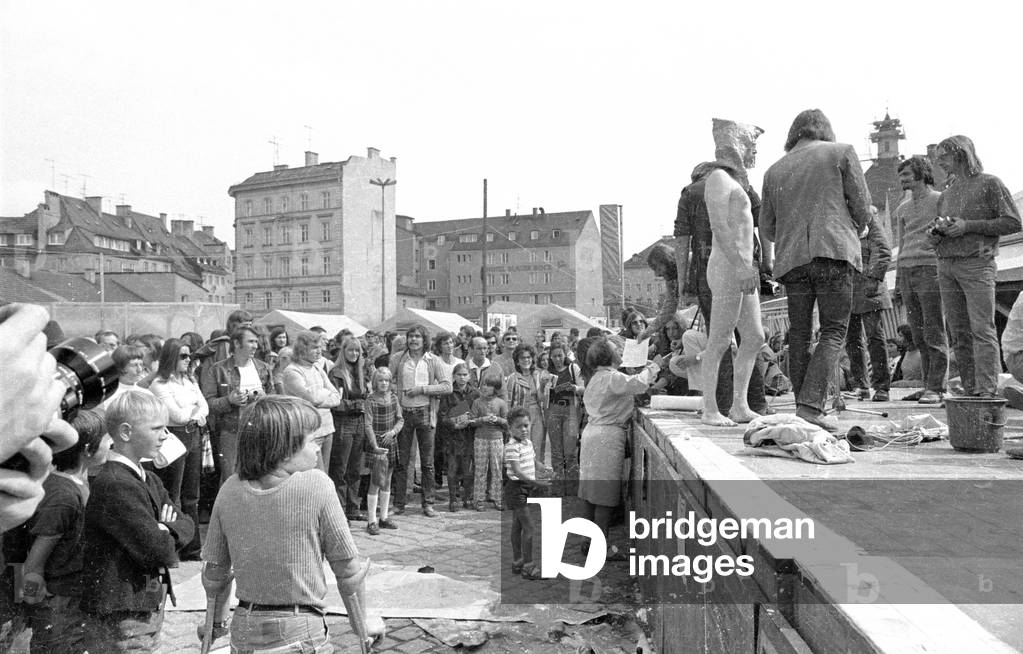 Happening at an art market in Munich, 1971 (b/w photo)