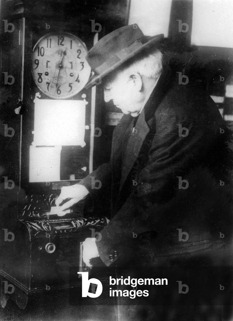 Henry Ford welcomes Thomas Alva Edison. (b/w photo)