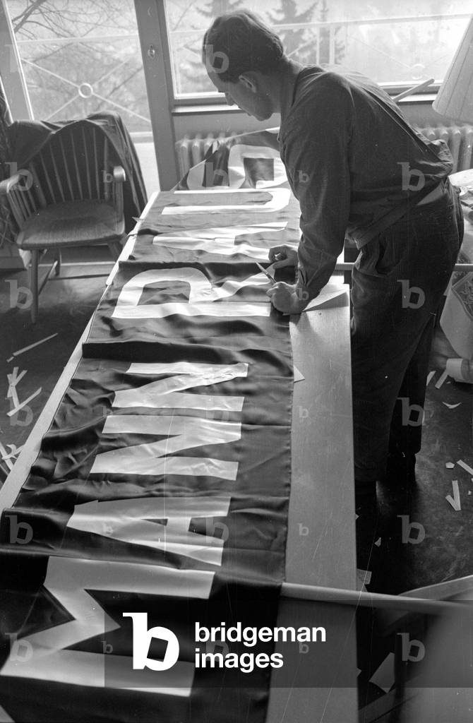 Protest against the visit of the President of the People's Chamber of the GDR, Johannes Dieckmann in Marburg, 1961 (b/w photo)