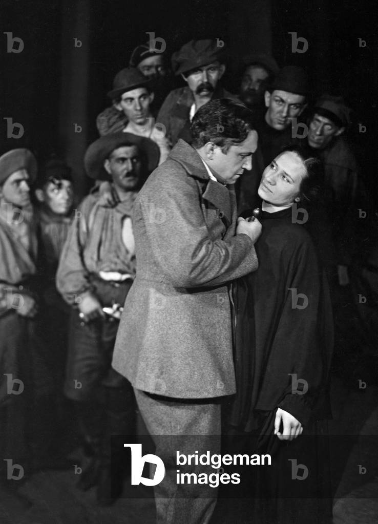 Carl Ebert and Mary Koppenhoefer in 'The Robbers', 1926 (b/w photo)