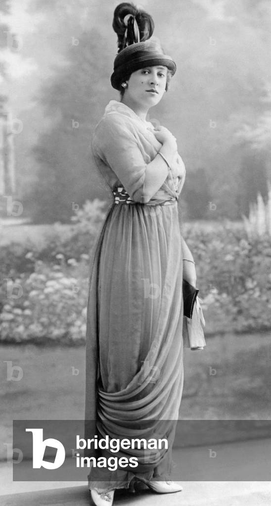 Women's fashion, 1913 (b/w photo)