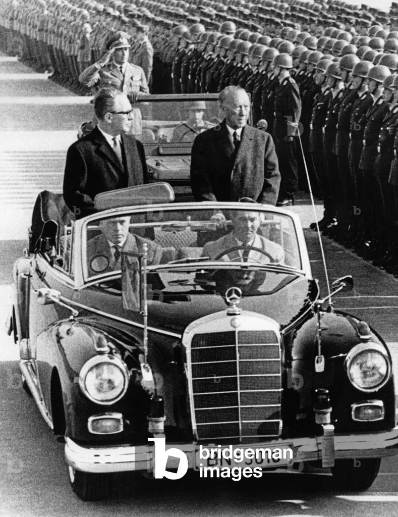 Federal Chancellor Konrad Adenauer said goodbye to Federal Defense Minister Kai-Uwe von Hassel at the end of his term of office. Both are in a Mercedes-Benz 300 Cabriolet, 1964 (b/w photo)