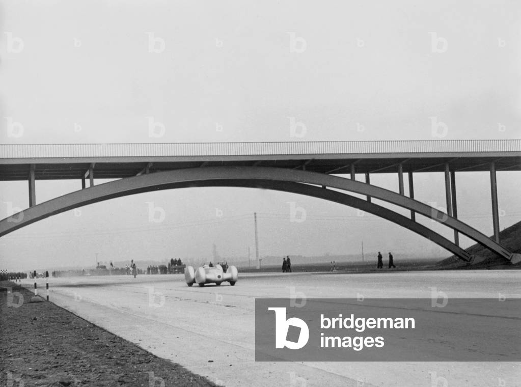 Record attempt on the section of the highway near Dessau, 1939 (b/w photo)