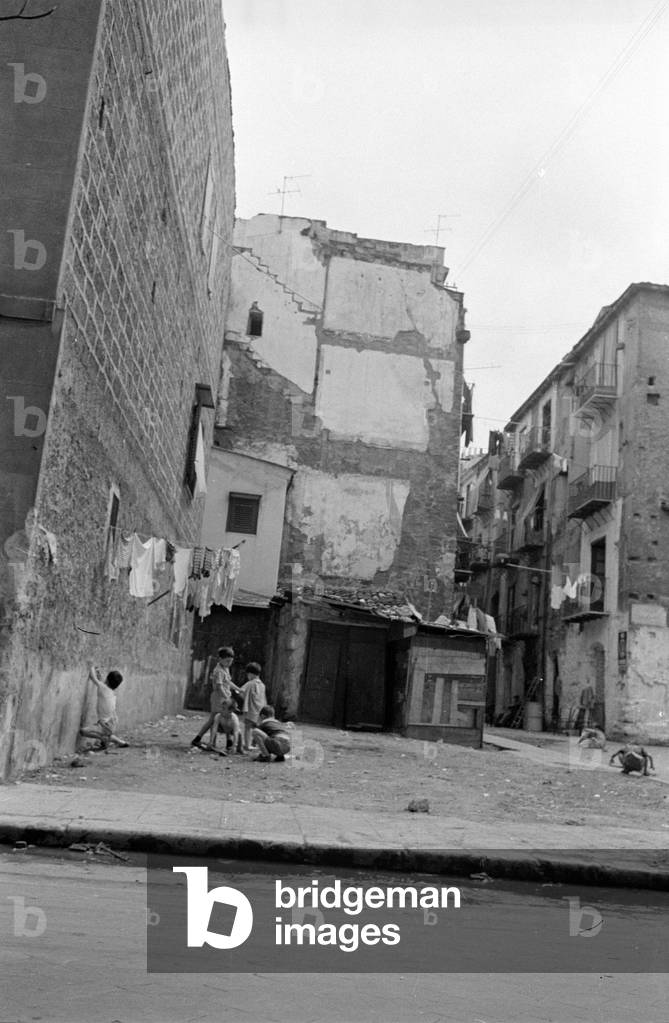 Children playing in Palermo, 1963 (b/w photo)