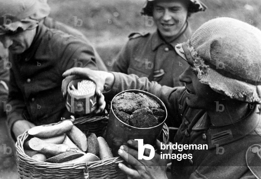 Soldiers in Russia receive their rations (b/w photo)