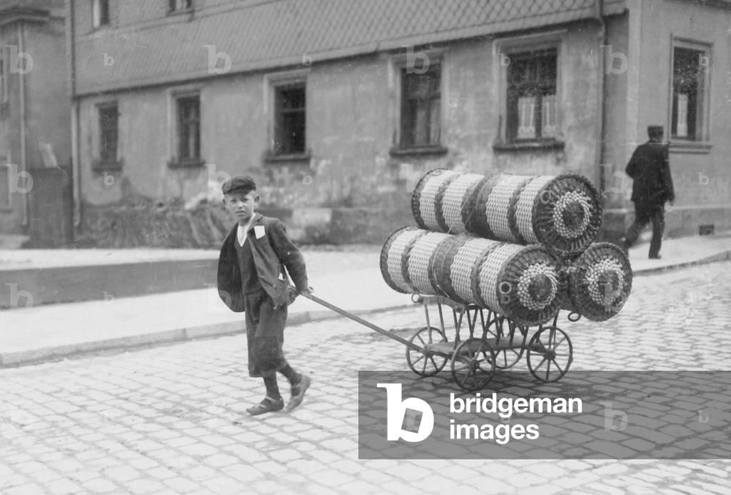 Delivering baskets in Upper Franconia, 1909 (b/w photo)