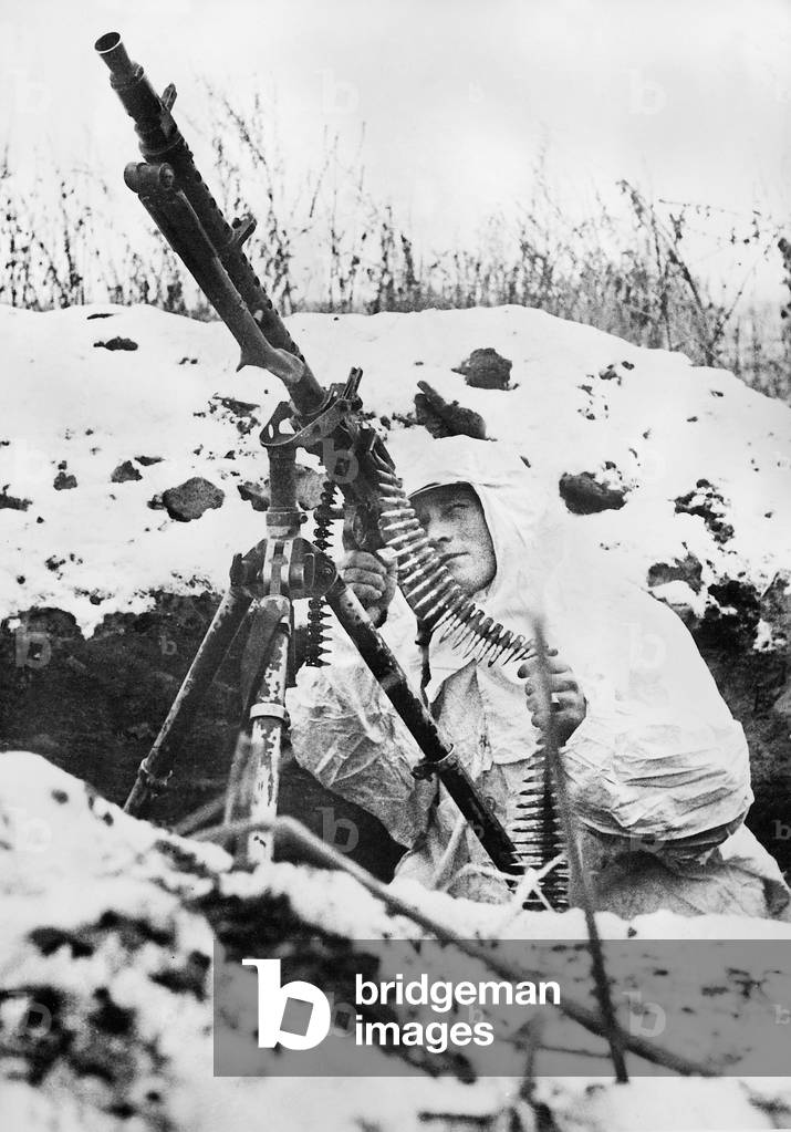 German machine gunner on the Eastern Front, 1941 (b/w photo)