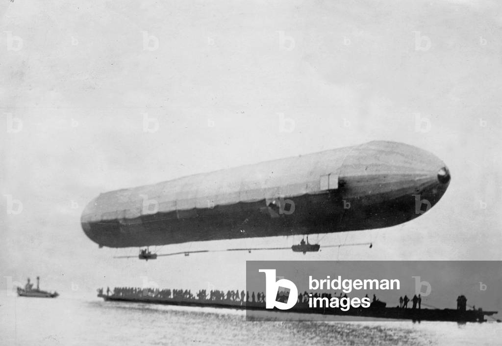 Ascent of the first Zeppelin airship 'LZ 1 ', 1900 (b/w photo)