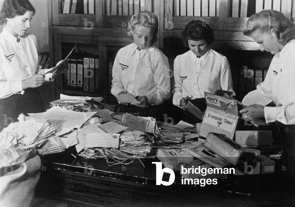 News assistants when sorting mail at the soldier's radio station Belgrade, 1942 (b/w photo)