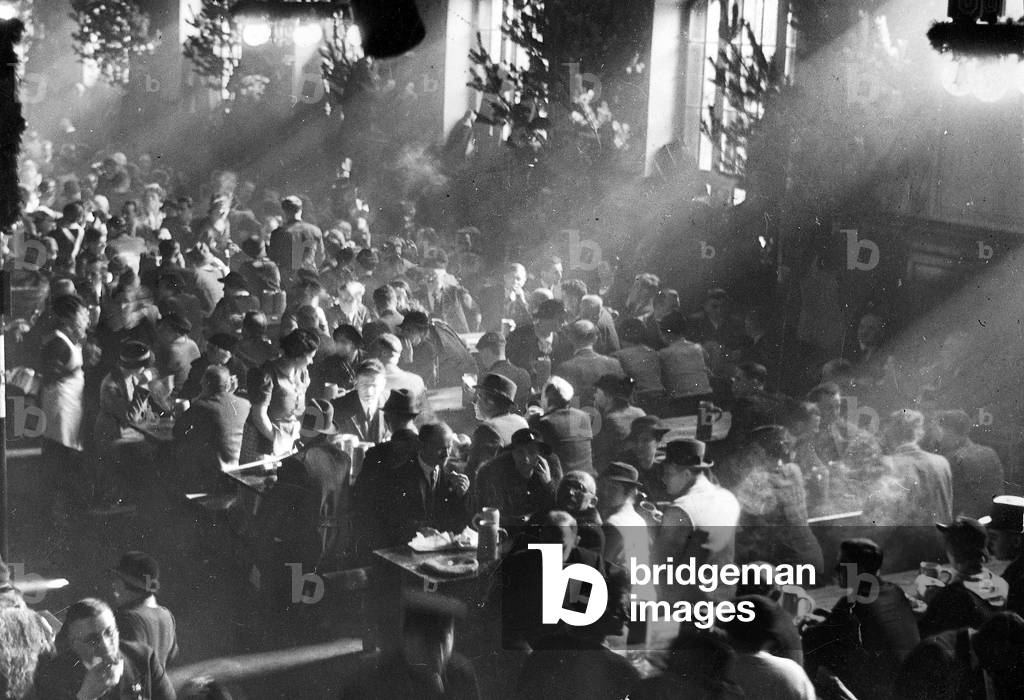 Tapping of the dark beer on 'Salvator Anstich' in Munich, 1936 (b/w photo)