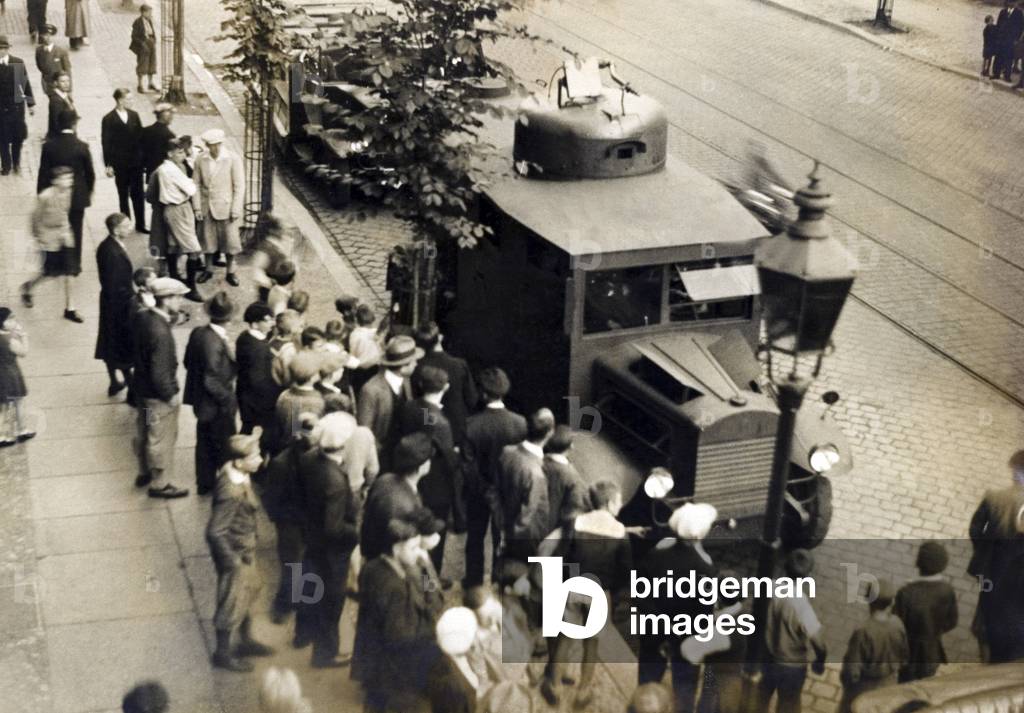 Water gun in front of the police station of Moabit, 1932